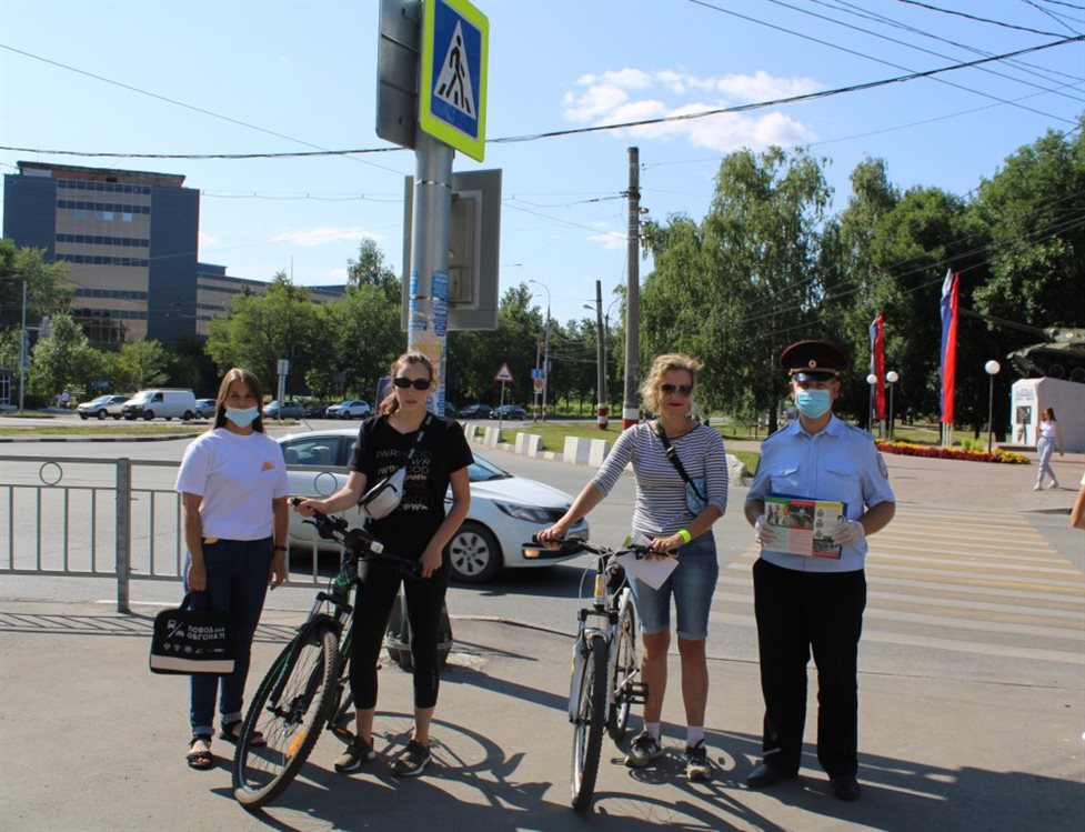 Ульяновские велосипедисты спешились перед пешеходным переходом