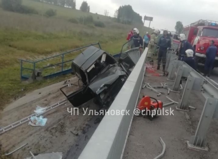 Возле села Сиуч ВАЗ протаранил ограждение моста. Один человек погиб, двое пострадали