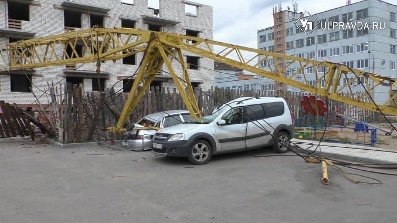 В Димитровграде на два припаркованных автомобиля упал строительный кран