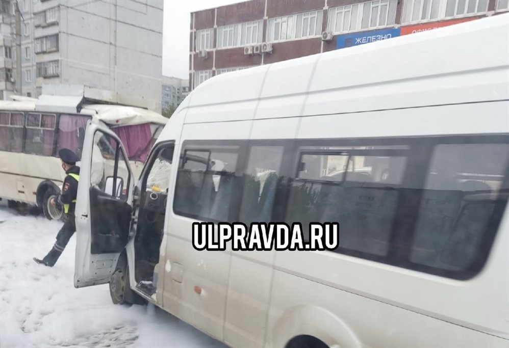 На проспекте Ленинского Комсомола маршрутка протаранила автобус. Пострадали люди