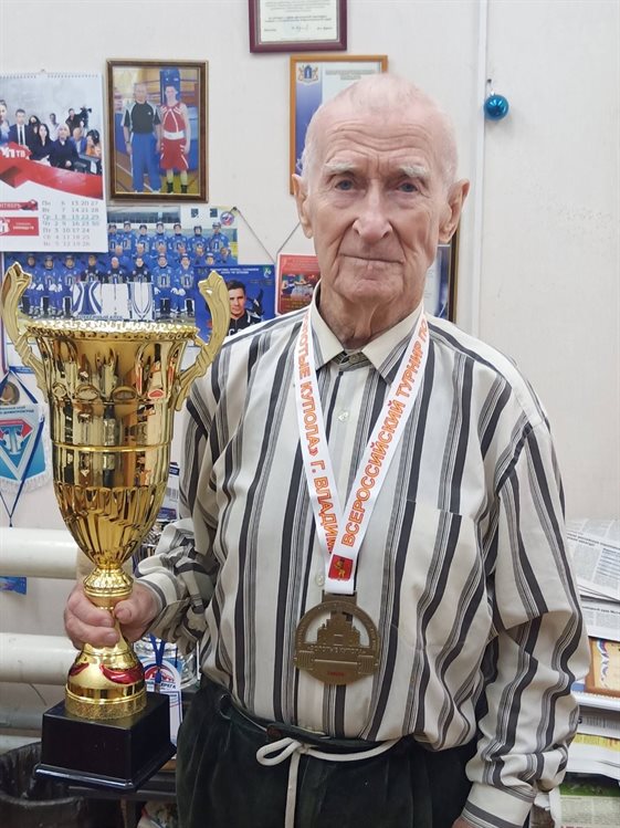 89-летний тяжелоатлет Исаков берёт «абсолютку» и готов лететь в Японию