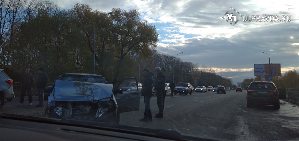 Двоих увезли в больницу. Подробности утренней аварии  на севере Ульяновска