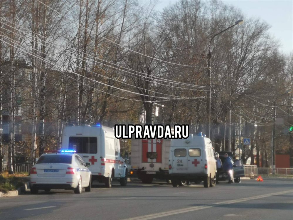 На пересечении улиц Камышинская и Ефремова столкнулись два автомобиля
