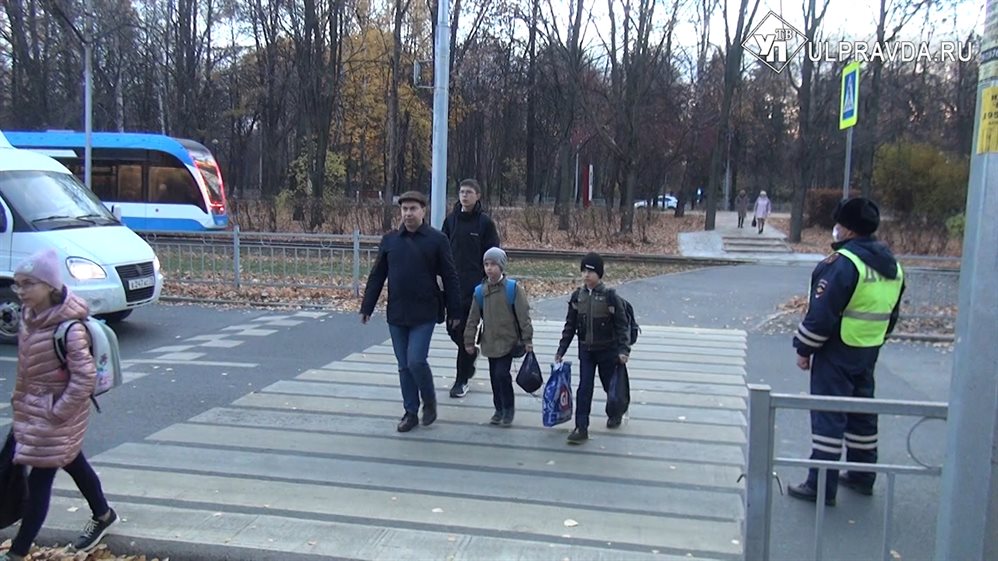 Автоинспекторы учили ульяновских школьников переходить дорогу