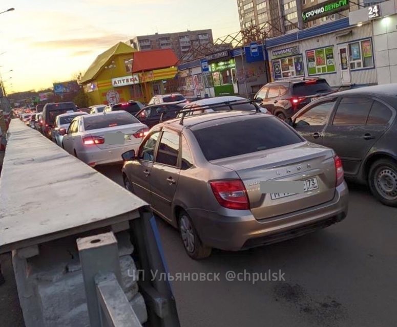 На улицах Инзенской и Камышинской серьёзный затор из-за аварии