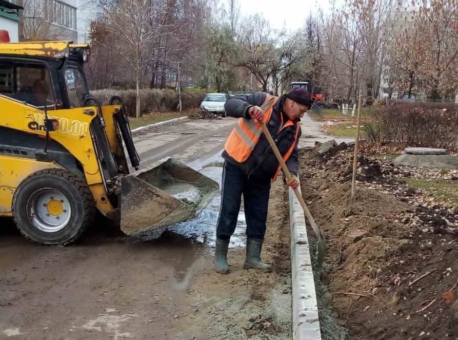 В Ульяновске заделывают ямы во дворах