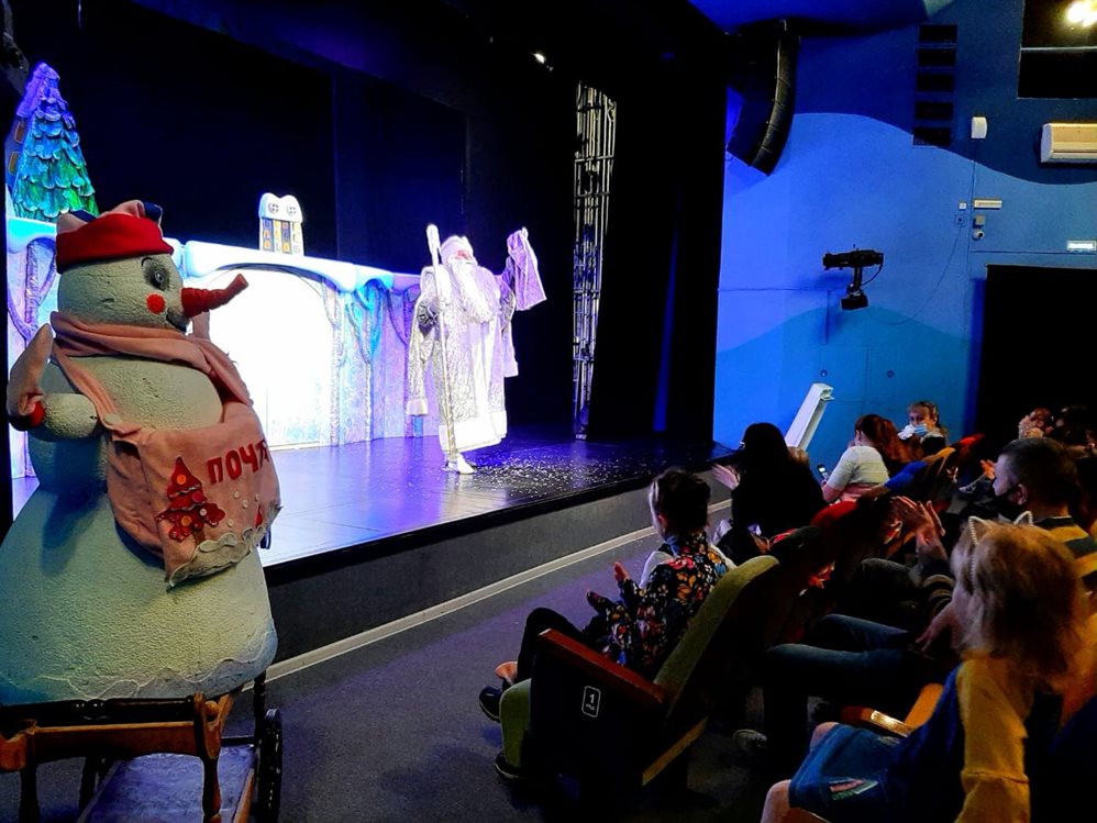 Ульяновский театр кукол ждет писем Деду Морозу и приглашает на экскурсию по закулисью