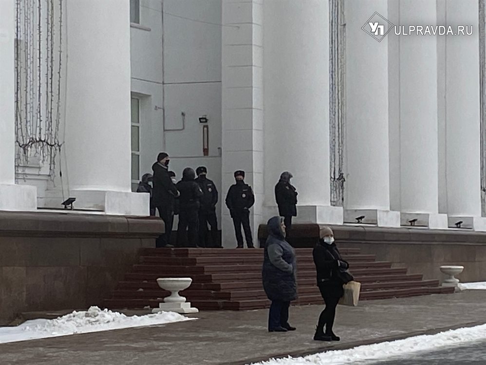 В Ульяновске эвакуируют людей из здания правительства региона
