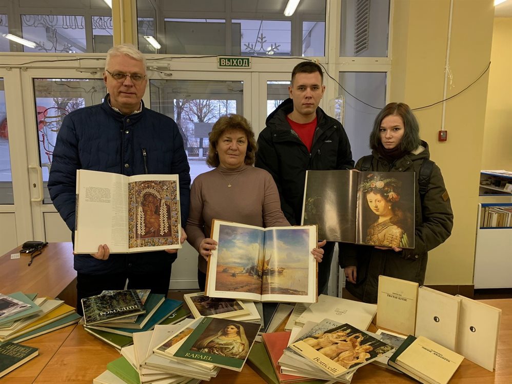 КОММУНИСТЫ РОССИИ передали Дворцу книги 70 альбомов живописи