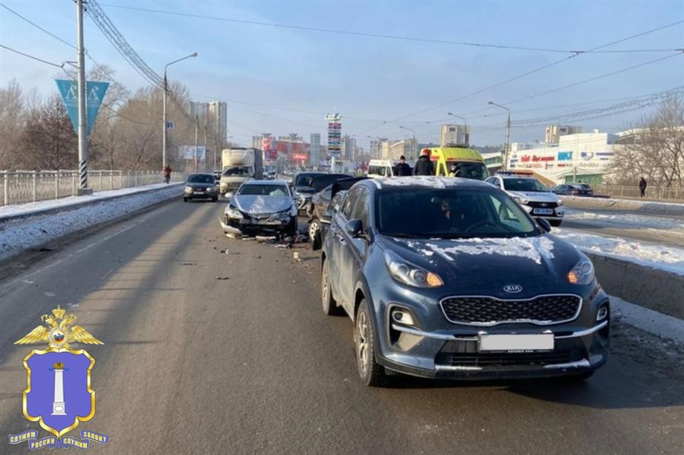 Водитель «Тойоты» устроил массовое ДТП на Московском шоссе