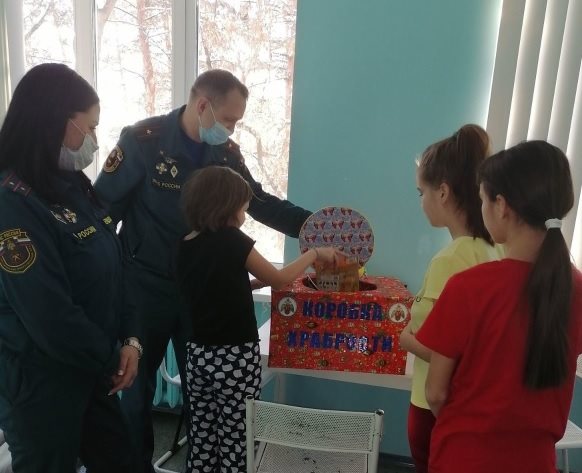 Спасатели подарили юным пациентам одной из больниц Димитровграда «Коробки храбрости»