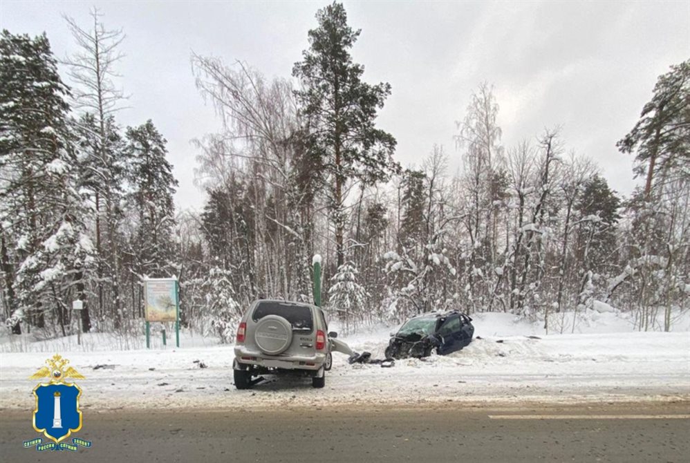 На трассе Ульяновск – Димитровград – Самара столкнулись грузовик, легковушка и внедорожник. Погиб человек