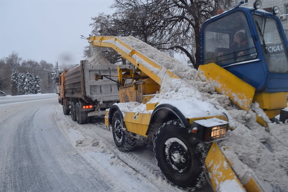 Ульяновские дорожники вывозят снег с семи улиц
