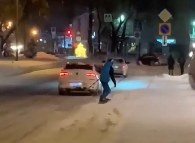 По улицам Ульяновска, прицепившись к иномарке, катался сноубордист. Водителю грозит лишение прав