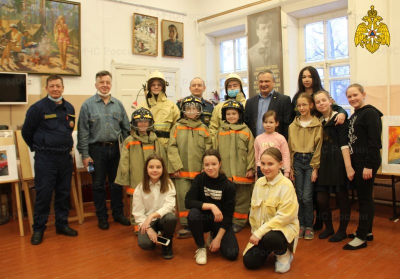 Ульяновские спасатели наградили юных художников
