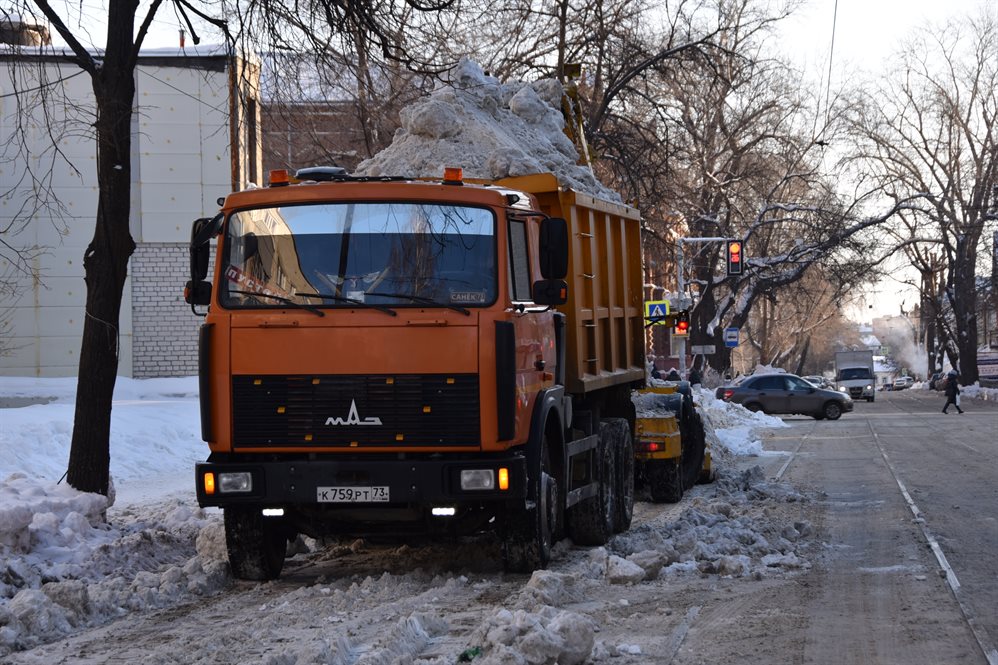 С начала зимы из Ульяновска вывезли почти девять с половиной тысяч самосвалов снега