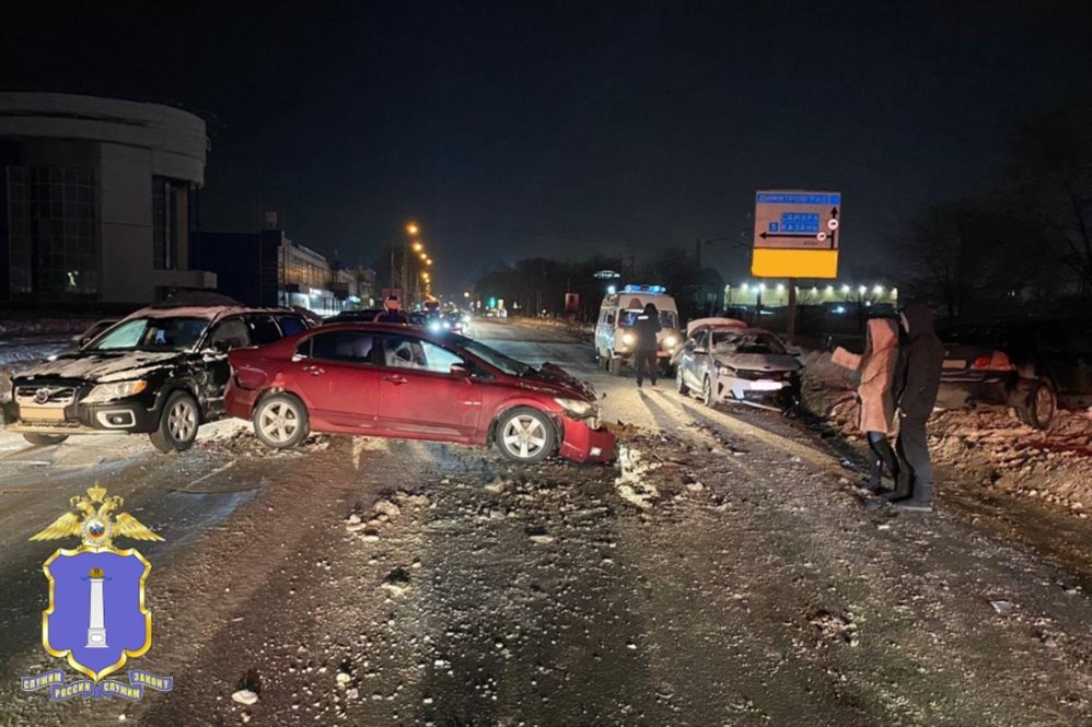 На Московском шоссе столкнулись два «Цивика», «Киа-Рио» и «Вольво»