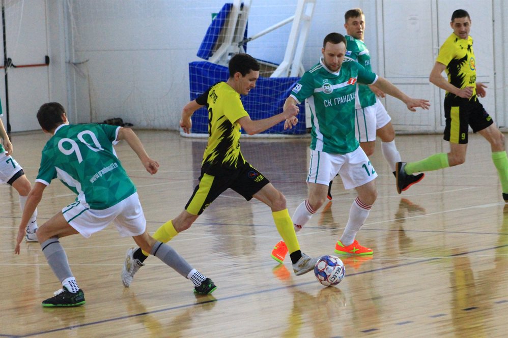 Ульяновский мини-футбол остался без болельщиков, но с жаркой борьбой