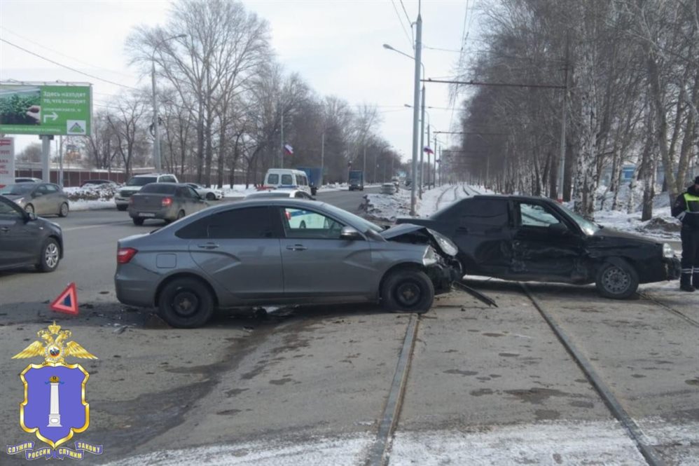 На Московском шоссе столкнулись «Приора» и «Веста». Пострадали два человека