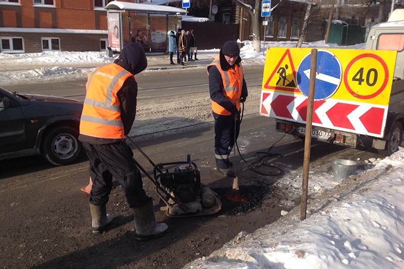 В областном центре ремонтируют дороги и вывозят с улиц снег