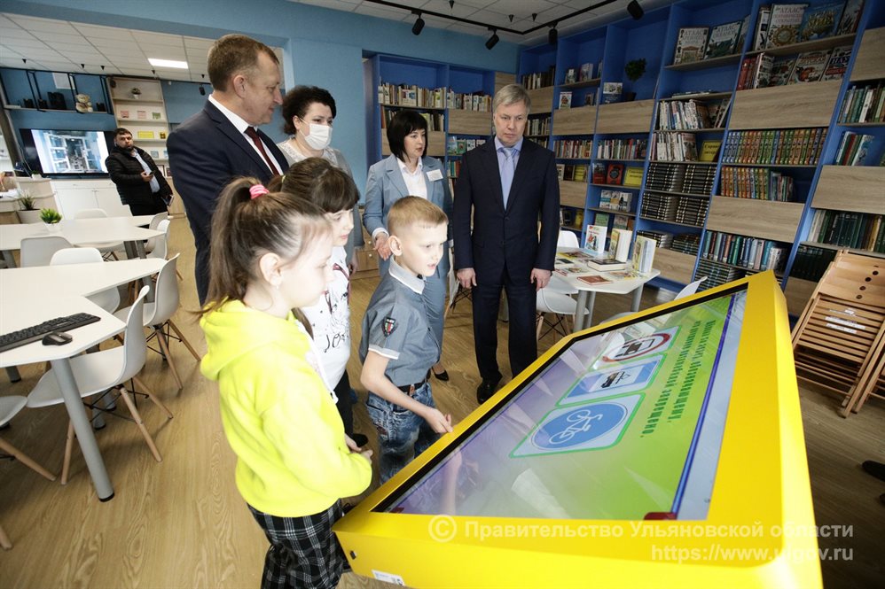 Глава региона посетил модельную библиотеку в Радищевском районе