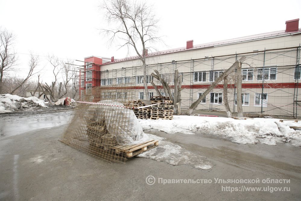 В Радищевском районе ремонтируют местную поликлинику