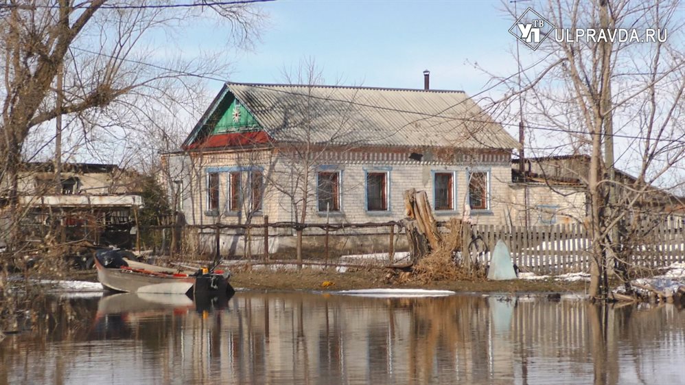 Свияга вышла из берегов. В Ульяновске винят циклоны, готовят плотину и спасают дома