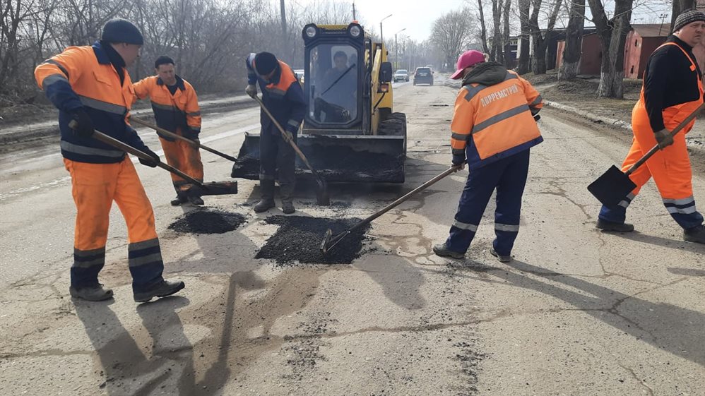 Улицы Ульяновска начали ремонтировать горячим асфальтом