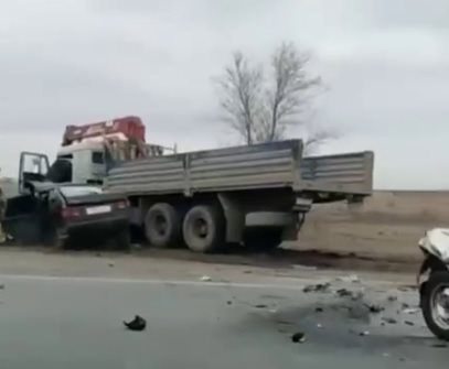 На трассе Ульяновск – Чердаклы столкнулись две легковушки и грузовик