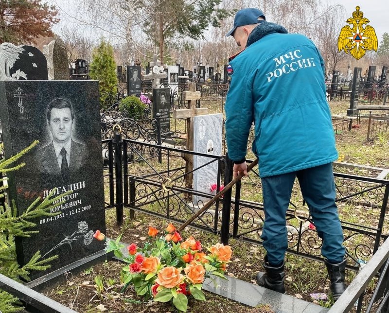 Сотрудники ульяновского МЧС привели в порядок воинские захоронения