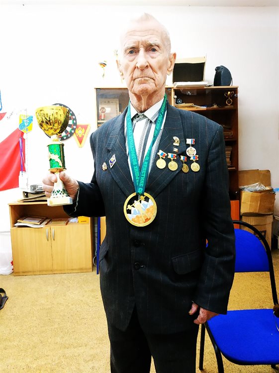 Чемпионская традиция Николая Исакова. 90-летний спортсмен взял вес