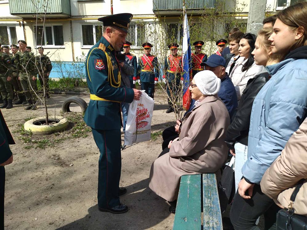 Для ульяновских ветеранов проводят концерты во дворах