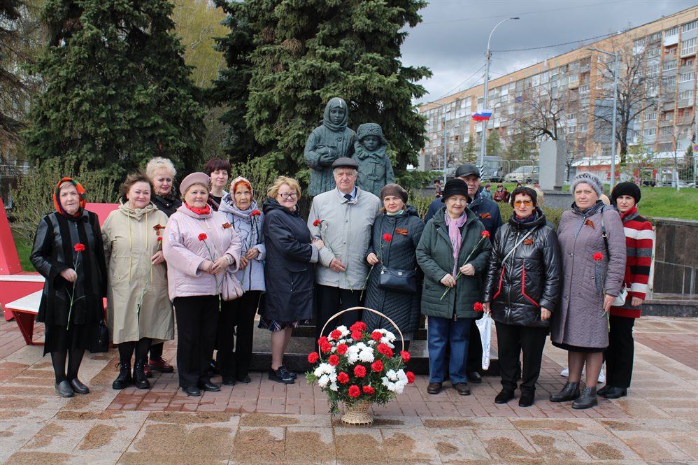 Представители нотариата и Управления Минюста Ульяновской области возложили цветы к Вечному огню и памятнику детям войны