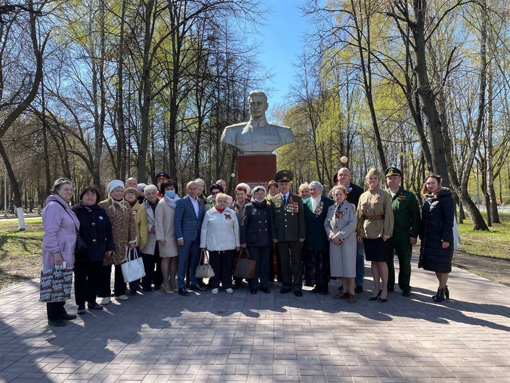 В Ульяновске возложили цветы к памятнику дважды Герою СССР Ивану Полбину