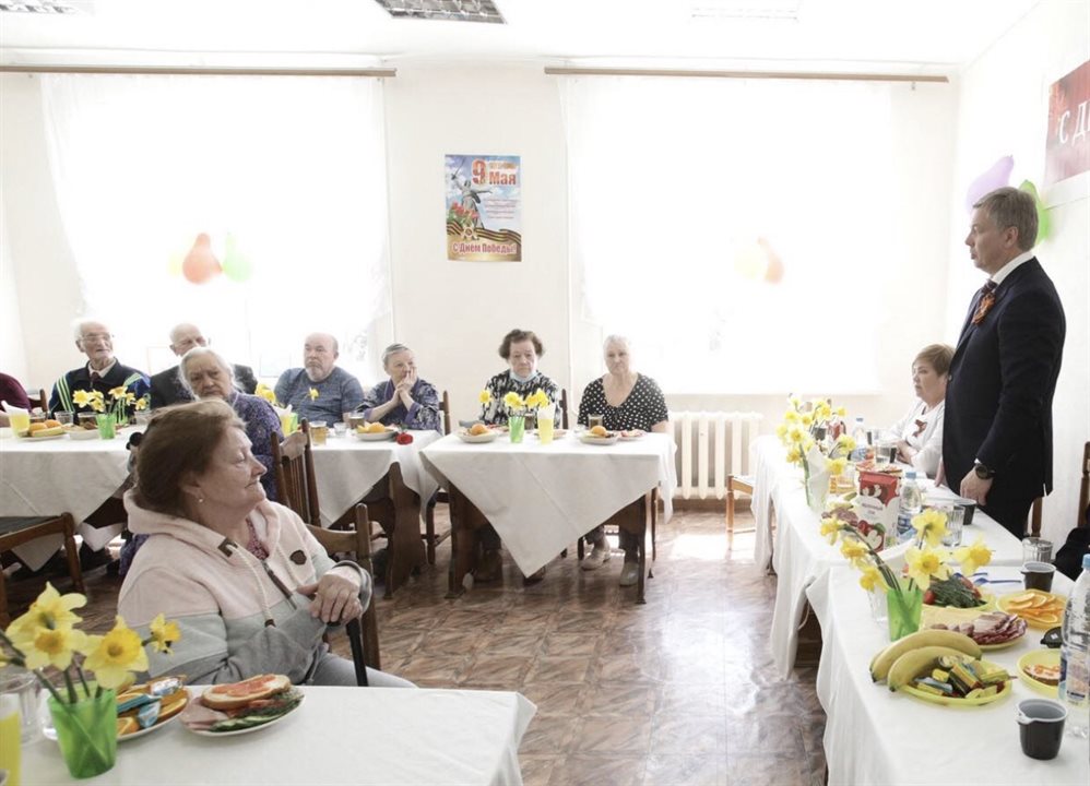 Губернатор навестил пациентов ульяновского госпиталя ветеранов и поздравил их с Днем Победы