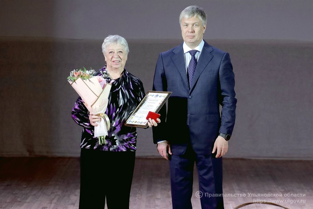 Алексей Русских вручил награды лучшим медицинским сёстрам региона