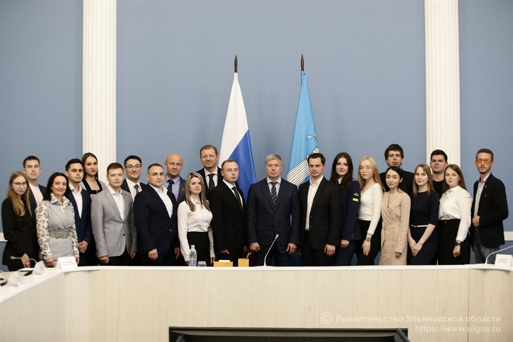 Алексею Русских представили новый состав молодёжного правительства региона