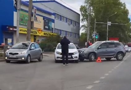 На Московском шоссе столкнулись иномарка и «Веста»