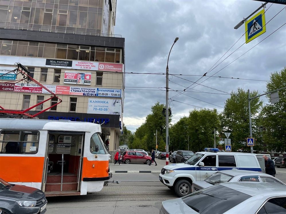 В Ульяновске в трамвае №22 повздорили пассажиры. Подростка увезли в больницу