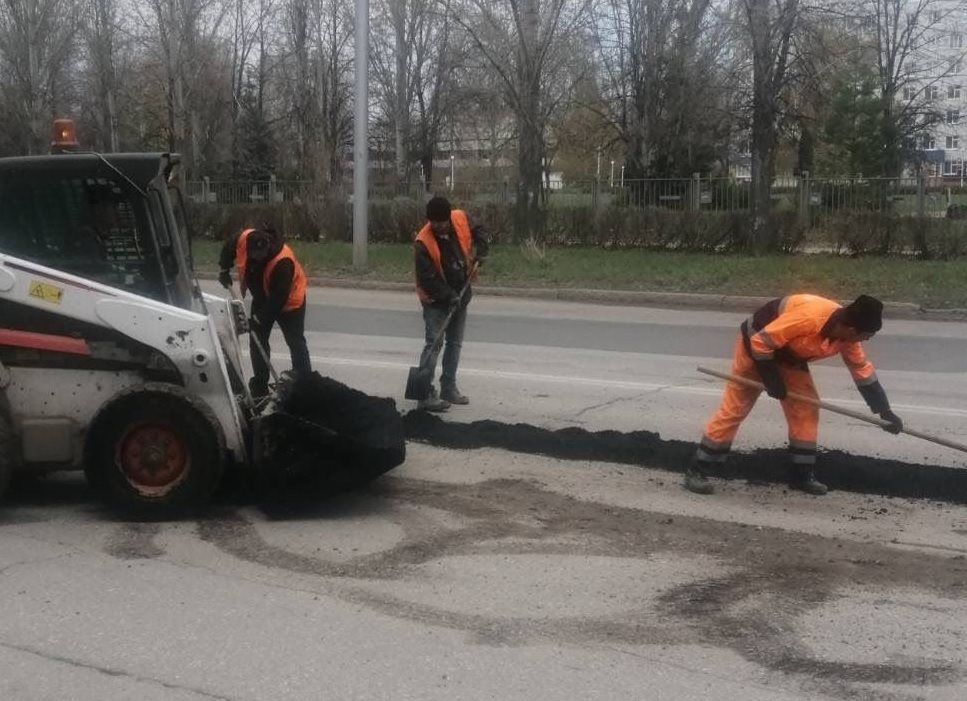 В Ульяновске дорожники косят траву, устраняют ямы и чистят ливнёвки