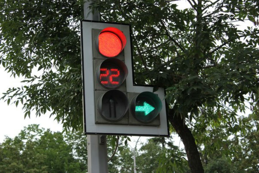 50 новых светофоров установят на улицах областного центра