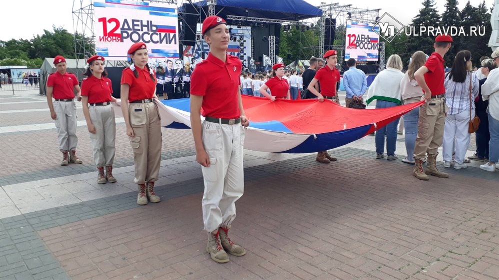 Флаг России пронесли лучшие школьники Ульяновска