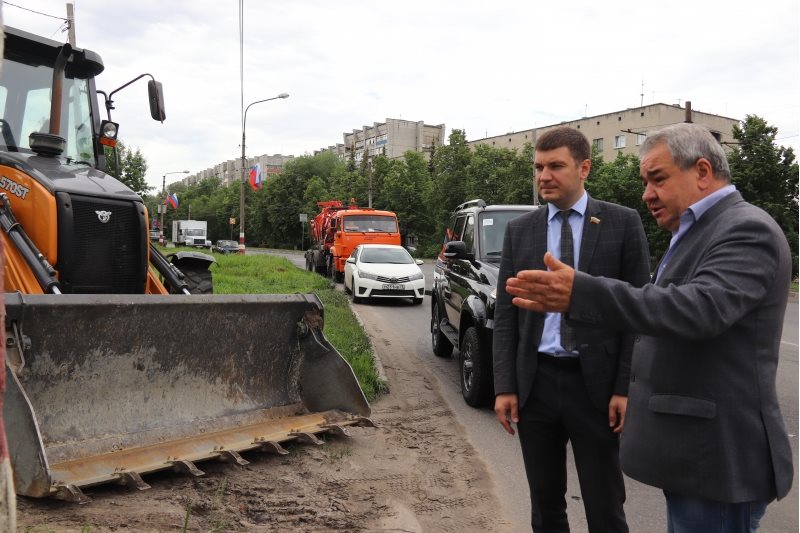 В Ульяновске на улицах Кольцевой и Локомотивной ремонтируют дорогу и канализацию