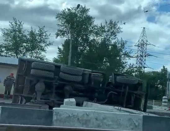 На минаевском мосту грузовик опрокинулся на бок