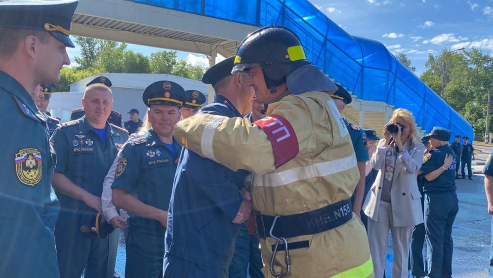 Главного ульяновского пожарного проводили на пенсию под фонтаны из брандспойтов