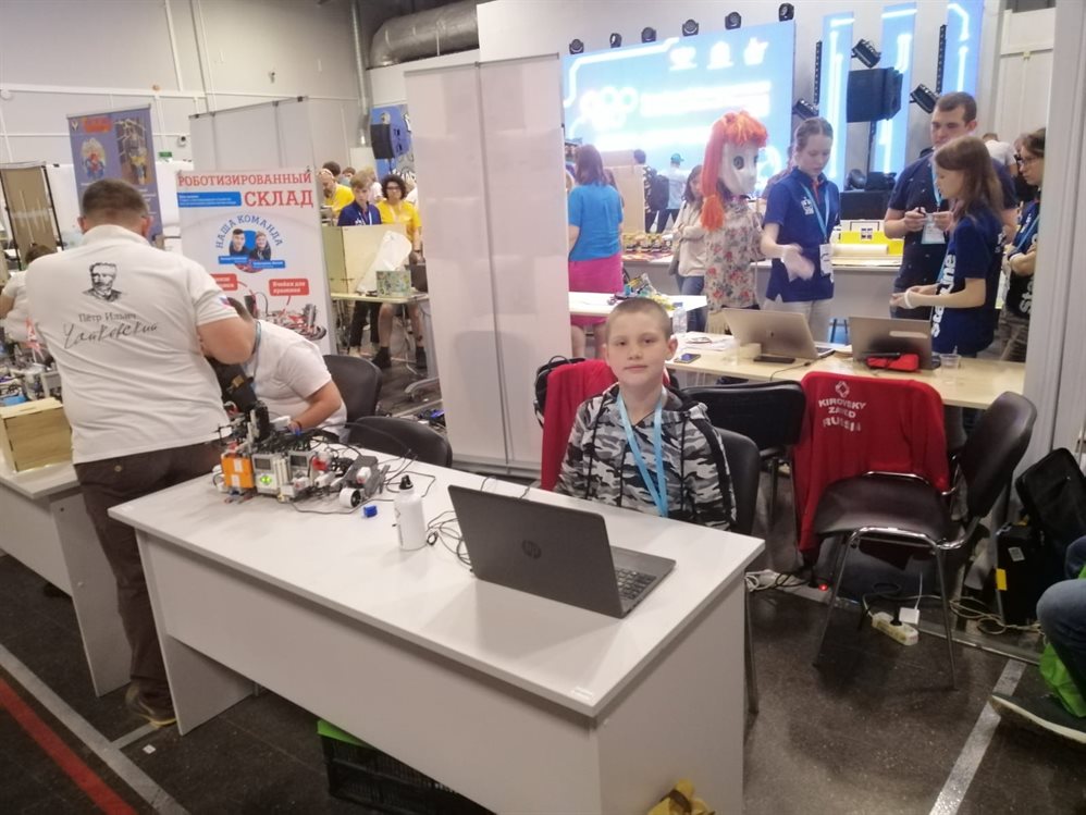 Быстро и никаких очередей. 10-летний школьник создал из лего робот-станцию для забора крови
