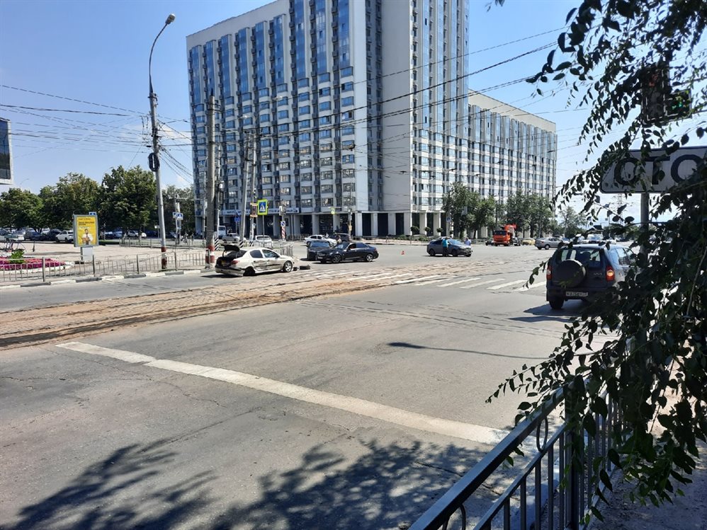 В центре Ульяновска два автомобиля не поделили перекресток