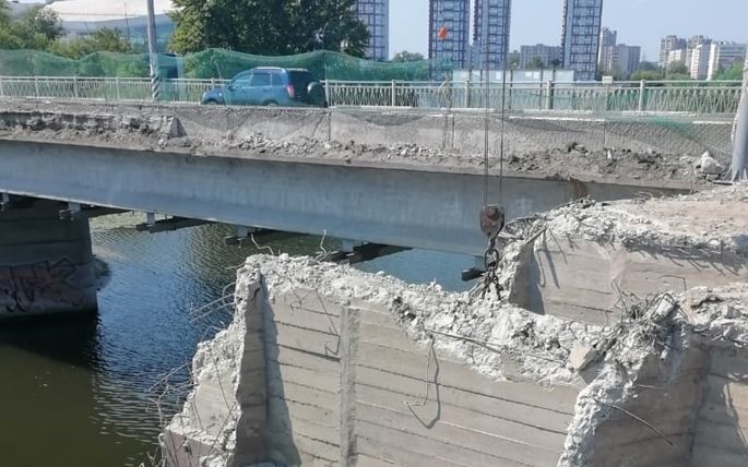 На минаевском мосту завершают демонтаж середины путепровода