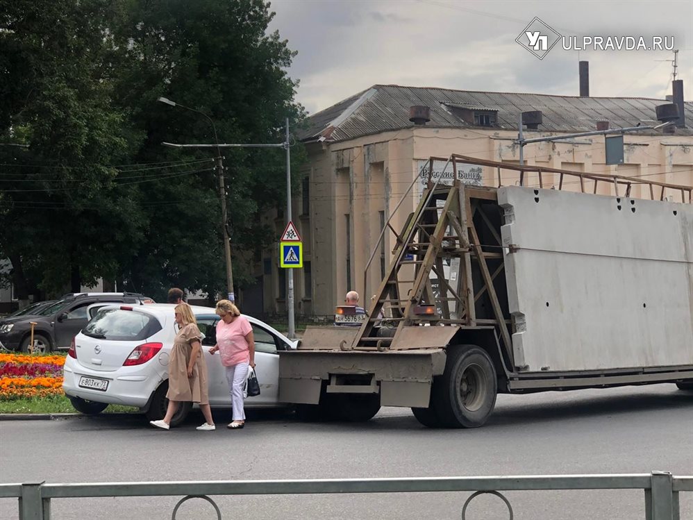 В Ульяновске автоледи спровоцировала ДТП на кольце