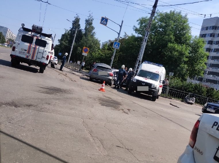На пересечении проспектов Ленинского Комсомола и Генерала Тюленева столкнулись пять машин